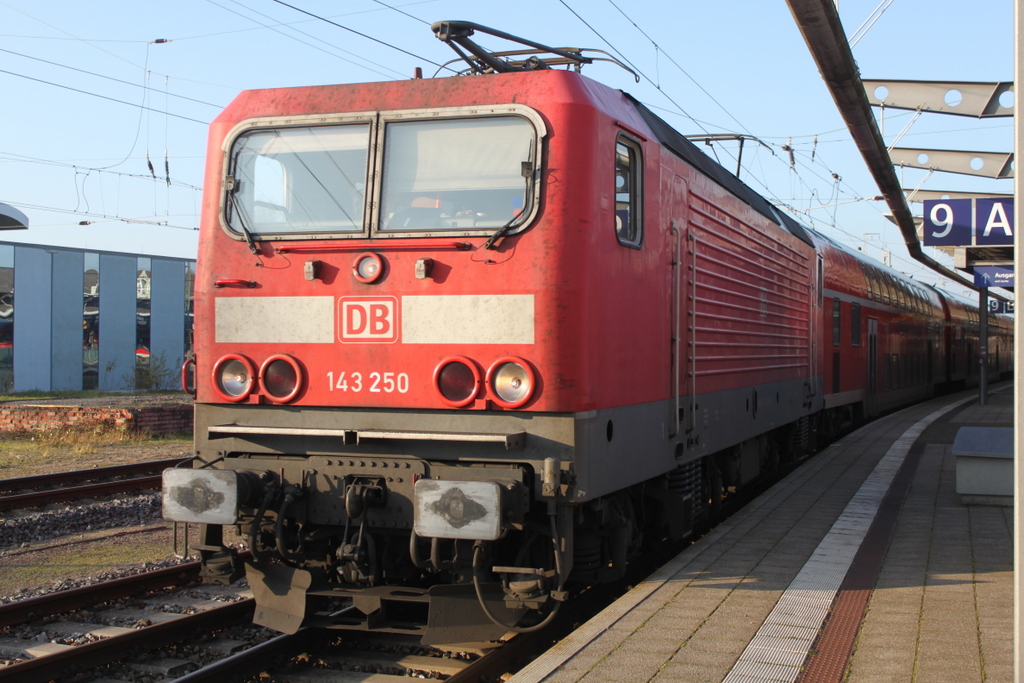 143 250-9 bei der Ausfahrt am 13.12.2019 im Rostocker Hbf