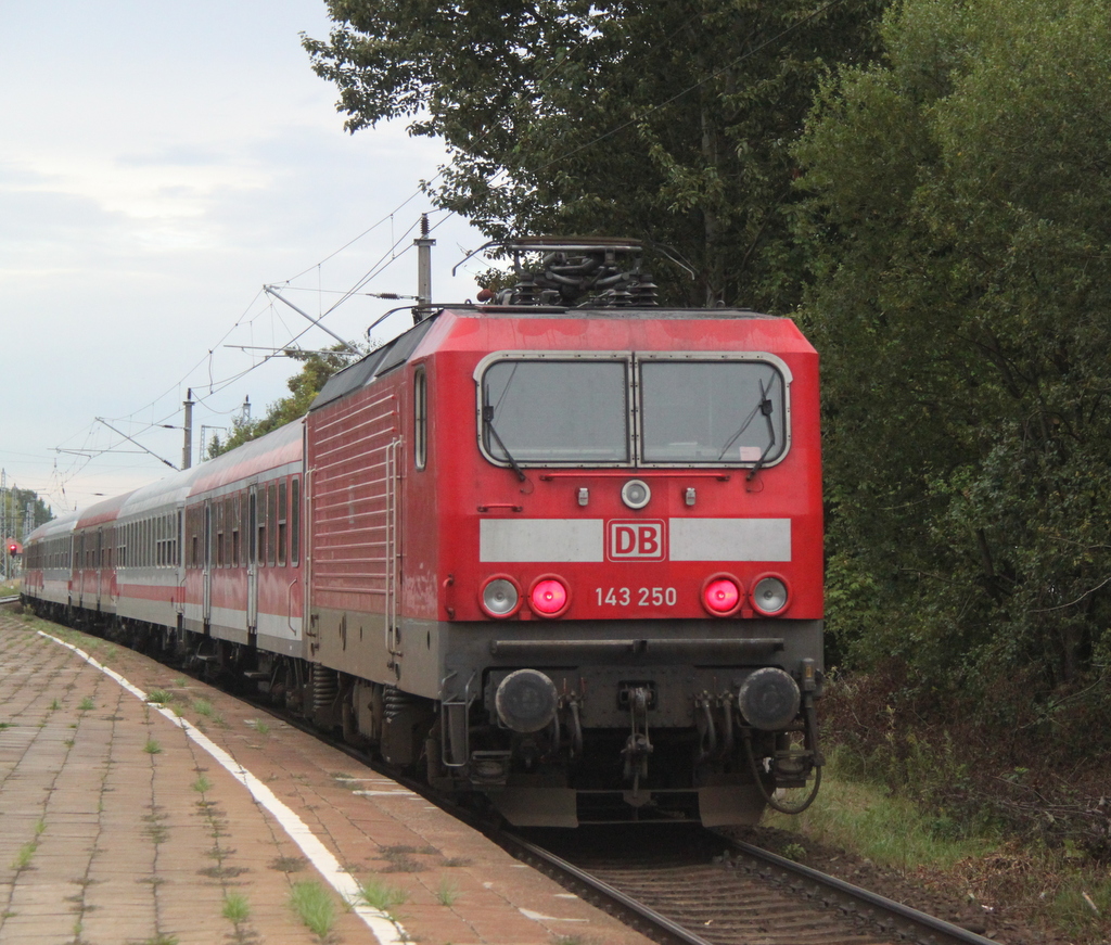 143 250-9 mit 70110 von Rostock Hbf nach Warnemnde bei der Durchfahrt am 16.09.2015 im Haltepunkt Rostock-Holbeinplatz.