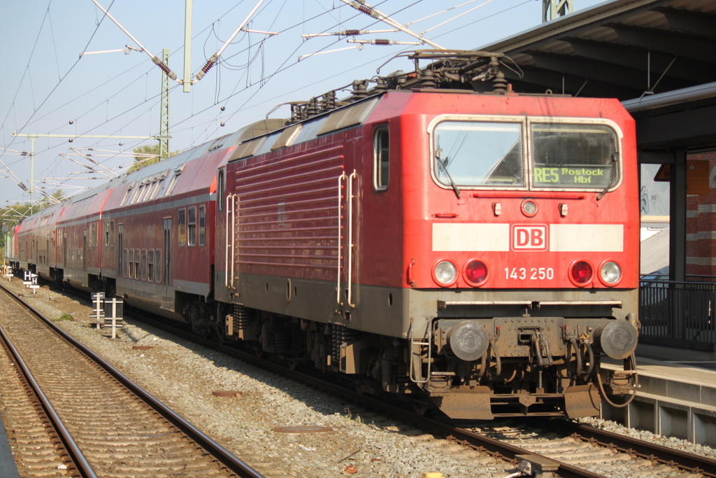 143 250-9 mit RE 18590 von Berlin Hbf(tief)nach Rostock Hbf kurz nach der Ankunft im Rostocker Hbf am anderen Ende hingen 650 114-8+143 193-1.Aufgenommen am 04.10.2015