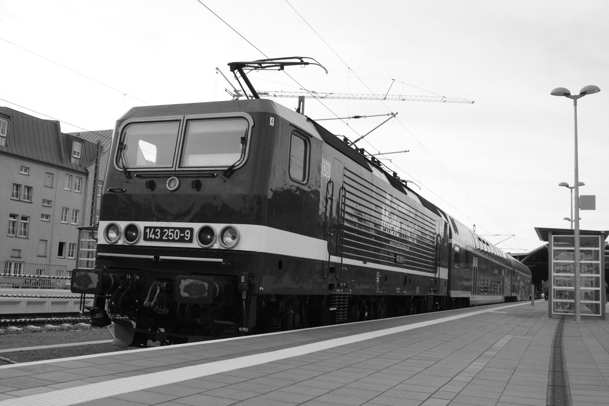 143 250 mit der S7 mit ziel Halle-Nietleben im Bahnhof Halle/Saale Hbf am 24.9.20