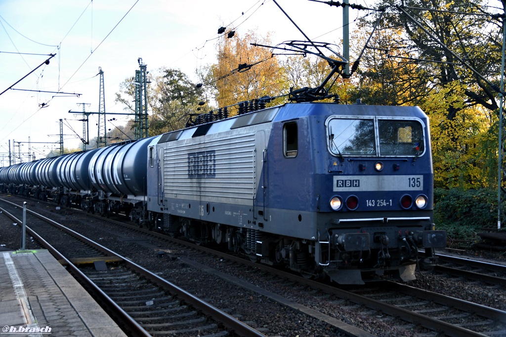 143 254-1 zog einen tanker durch hh-harburg,06.11.18