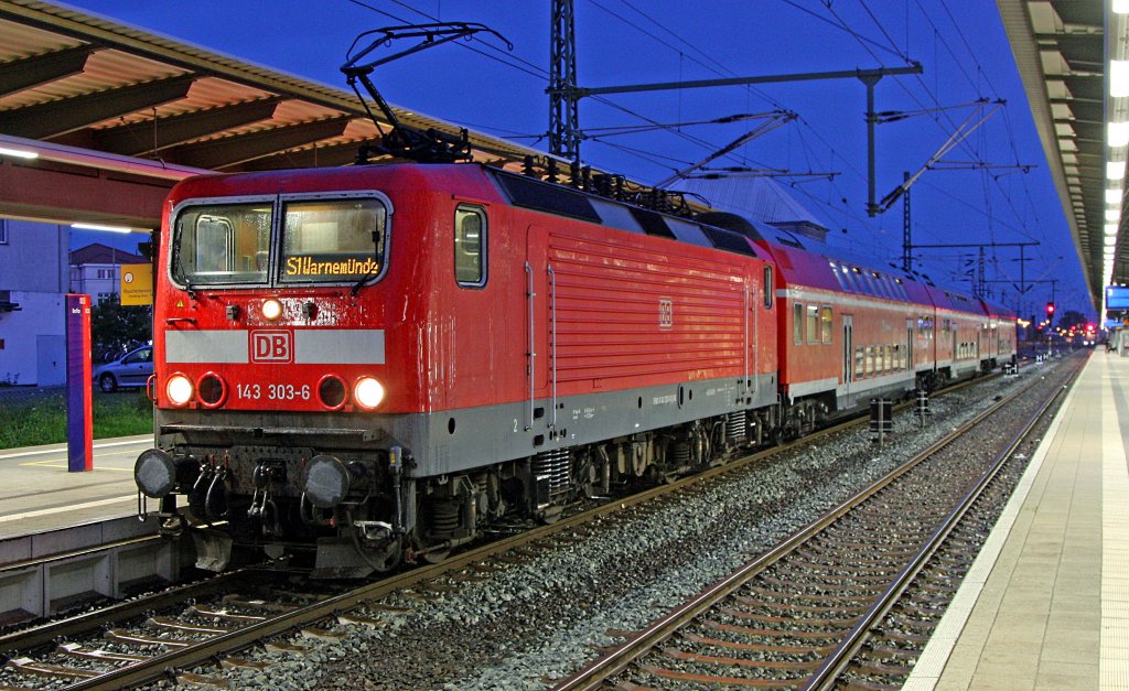 143 303-6 auf der Rostocker S1 unterwegs.Hier kurz vor der Abfahrt nach Warnemünde in Rostock Hbf am 28.07.2011