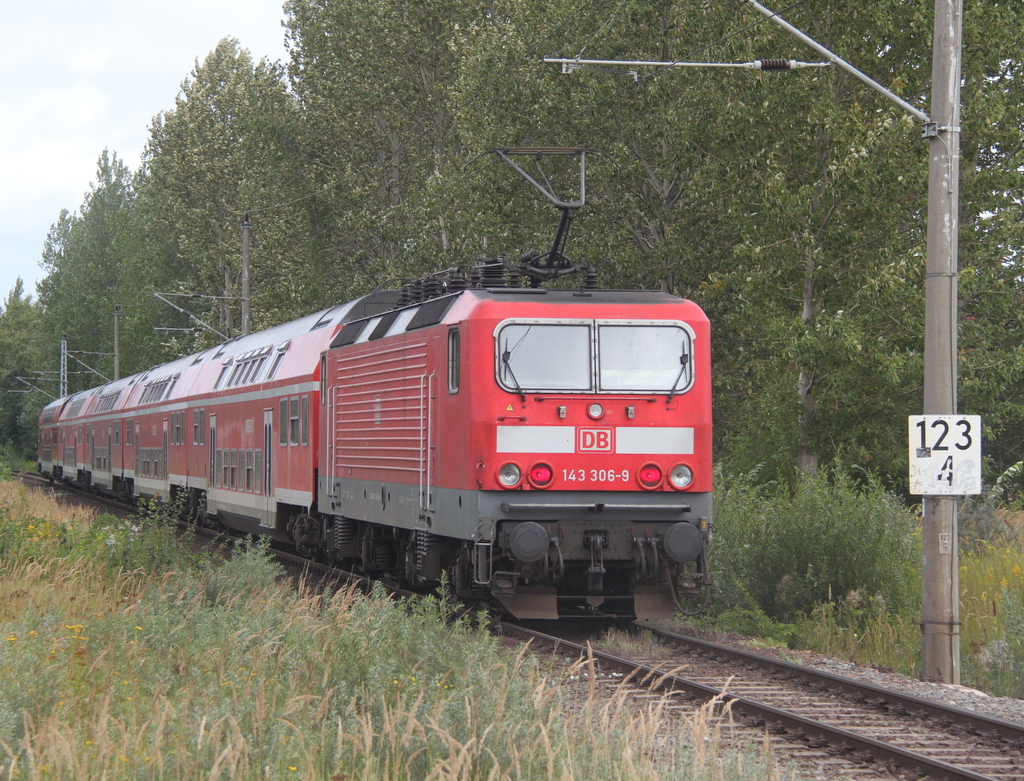 143 306-9 mit RE 18590 von Berlin Hbf(tief)nach Warnemnde bei der Durchfahrt am 05.09.2015 in Rostock-Lichtenhagen.