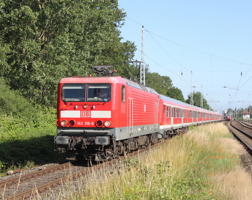 143 316-8 mit Kf 13290 von Warnemünde nach Berlin bei der Durchfahrt in Rostock-Bramow.29.06.2019