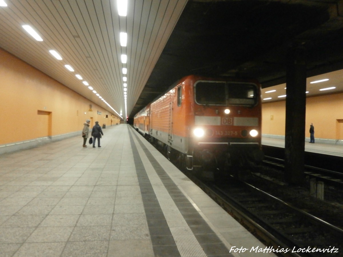 143 327-5 als S7 mit ziel Nietleben im Bahnhof Halle-Neusadt am 10.1.15