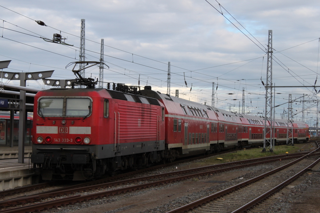 143 333-3 Mit RE 18497 von Warnemünde nach Berlin Hbf(tief)bei der Ausfahrt im Rostocker Hbf.16.04.2017