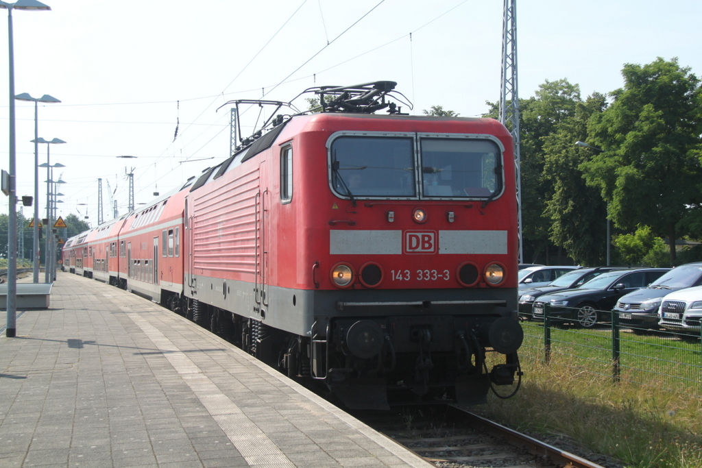 143 333-3 mit RE 18590 von Berlin Hbf(tief)nach Warnemnde bei der Einfahrt in Warnemnde.04.07.2015

nach der Ankunft saen die Reisenden erstmal auf dem Bahnsteig da keine Klimaanlage vorhanden war.