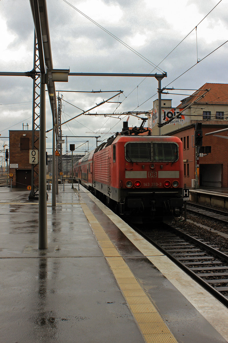 143 333 verlässt am 02.03.2017 mit einer Garnitur Doppelstockwagen als RB 14 zum Flughafen Schönefeld den Berliner Ostbahnhof.