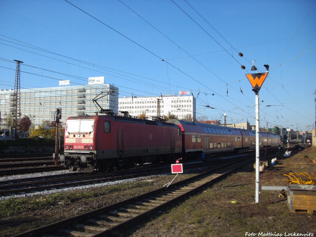 143 354-9 beim verlassen des Bahnhofs Halle (Saale) Hbf am 1.11.14