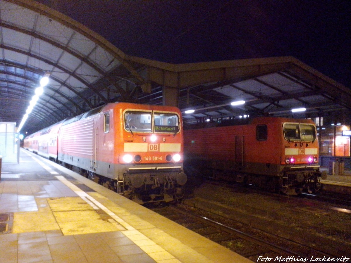 143 591 und 143 011 im Bahnhof Halle (Saale) Hbf am 10.11.14