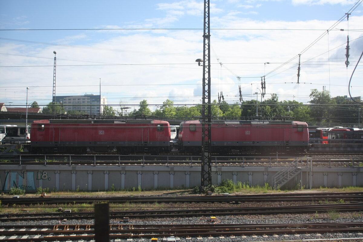 143 807 und 143 176 abgestellt am Bahnhof Dresdenhbf am 6.6.22