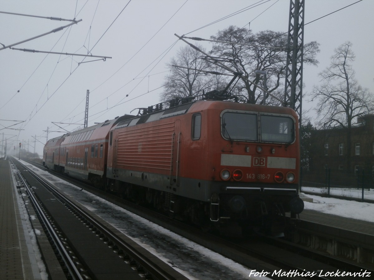 143 816-7 mit RB 37864 mit ziel Falkenberg (Elster) im Bahnhof Landsberg (b Halle/Saale) am 31.12.14