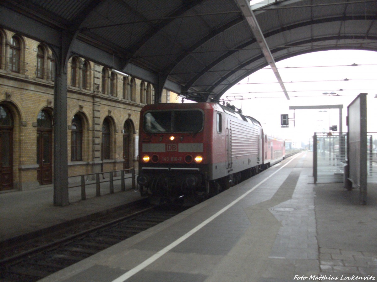 143 816 mit einem Doppelstocksteuerwagen beim einfahren in den Bahnhof Halle (Saale) Hbf am 28.11.14