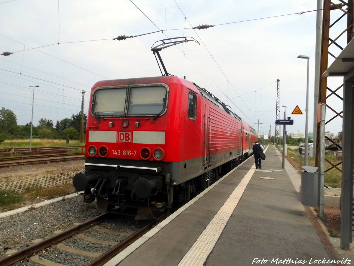 143 816 mit einen 760er Steuerwagen im Bahnhof Halle-Nietleben am 25.7.16