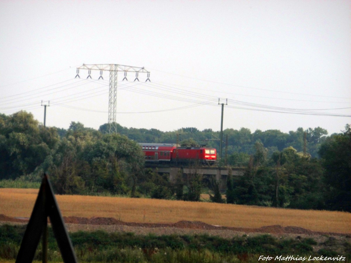 143 816 mit einen 760er Steuerwagen mit ziel Halle (Saale) Hbf und wird in krze Halle Sdstadt erreichen am 25.7.16