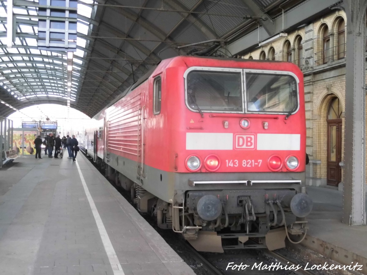 143 821 als RB mit ziel Eilenburg im Bahnhof Halle (Saale) Hbf am 10.12.15