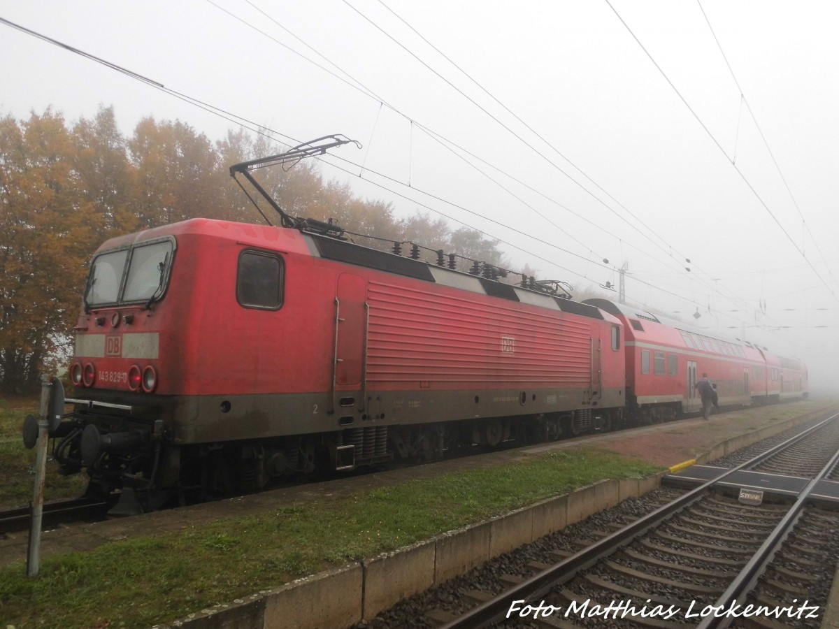 143 829 im Bahnhof Reuen am 26.10.15