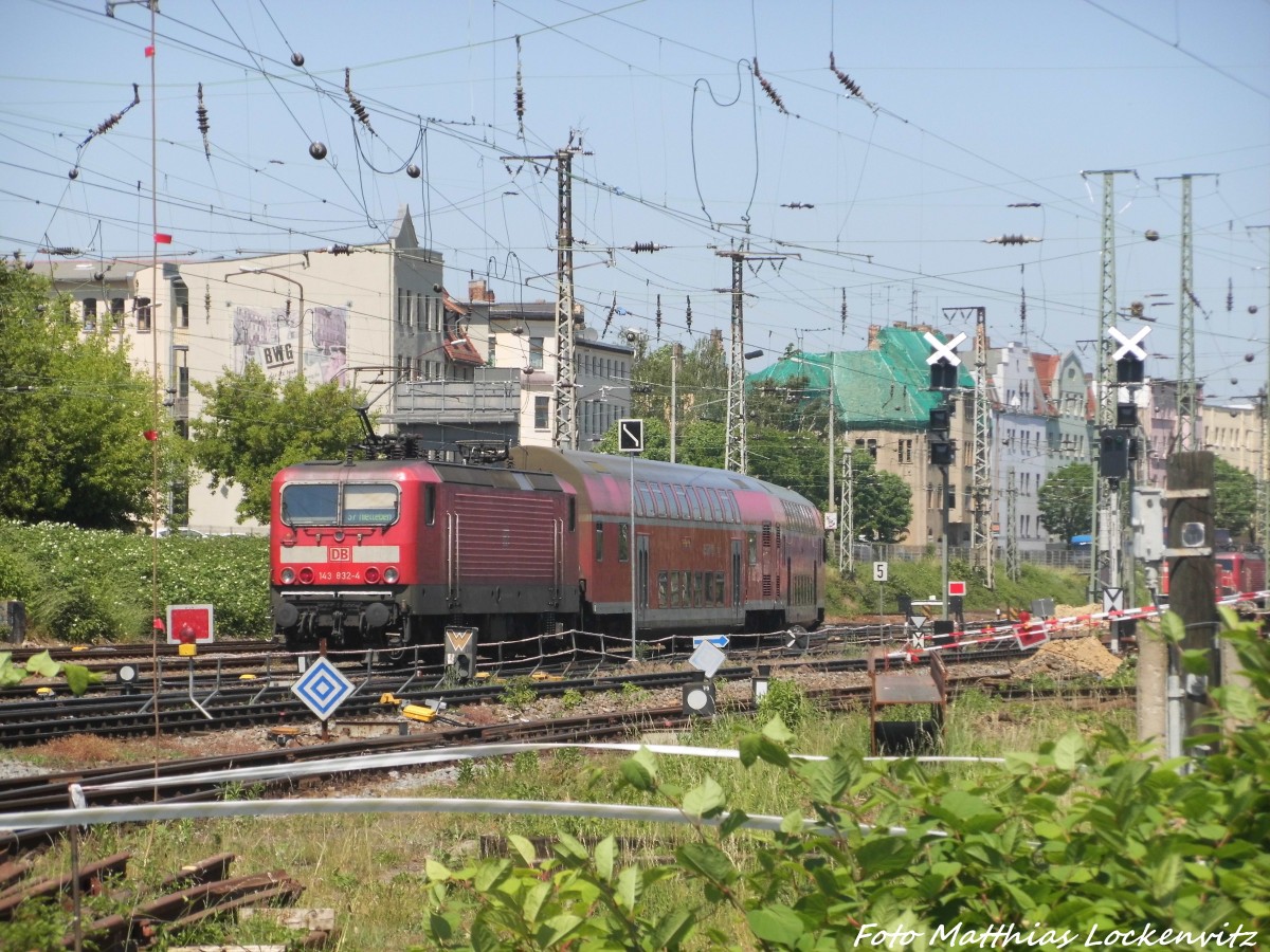 143 832 beim verlassen des Hallenser Hbf in Richtung Halle-Trotha am 5.6.15