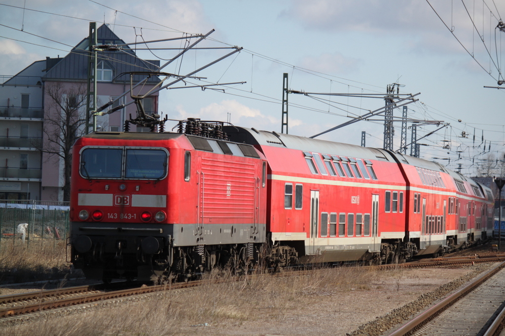 143 843-1 mit Warnemnde-Express 18590 von Berlin Hbf(tief)nach Warnemnde bei der Durchfahrt am 06.04.2015 in Warnemnde Werft.