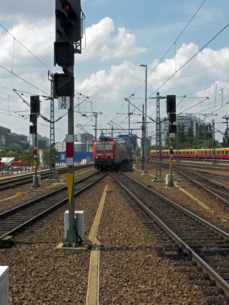 143 843 fährt mit der zweiten Ersatzgarnitur in den Ostbahnhof ein. Kein Glück hatten die Fahrgäste, die zeitnah mit diesem Zug zurück in Richtung Zoo fahren wollten: Nüscht gab's! Ewigkeiten stand der Zug auf Gleis zwei rum und blockierte alles (zumal er zum Ausfahren auch noch das stadtauswärtige Streckengleis kreuzen musste), insgesamt wenn ich mich nicht verrechnet, fast 90 Minuten. Als sie dann mal weg war, verspäteten sich plötzlich alle Züge der Gegenrichtung und sie ward nicht mehr gesehen.
Ob die Lok unter diesen Umständen ihre demnächst nötige zweite Fristverlängerung noch bekommt, oder zum sieben-Jahres-Fristalauf am 22.07. ihr Leben aushaucht, steht wohl in den Sternen.