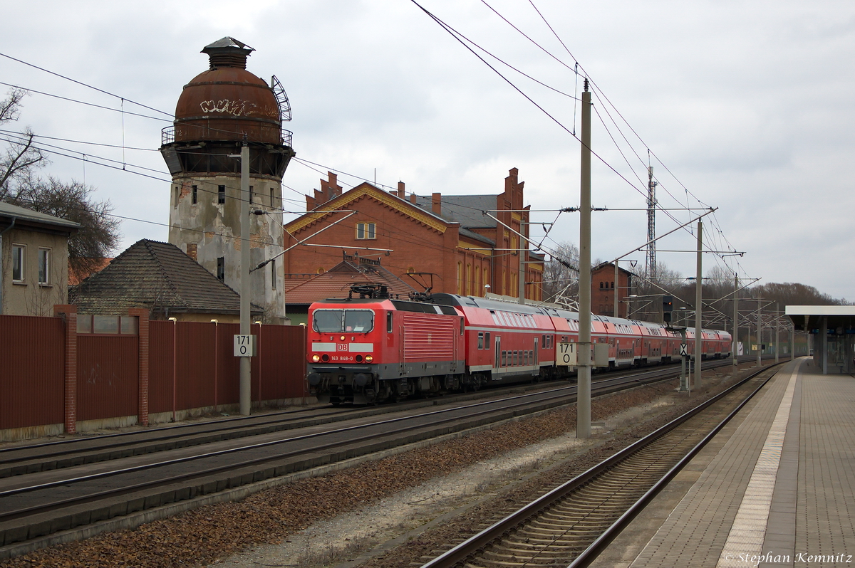 143 848-0 mit dem Fussballsonderzug 18994 von Berlin-Lichtenberg nach Wolfsburg Hbf in Rathenow. 22.02.2015