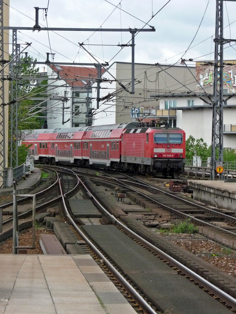 143 848 schiebt am 15.4.14 eine Doppelstockgarnitur als RB14 aus dem Bahnhof Berlin-Friedrichsstrae in Richtung Nauen. Dabei nutzte sie ausgerechnet Gleis 4, das vom Bahnsteig eins aus kaum fotografierbar ist. Da die TALENTe im Moment aber anscheinend etwas zuverlssiger fahren als im Winter und damit wohl weniger 143er unterwegs sind, gab es dann trotzdem einen kleinen Sprint zum Bahnsteigende.