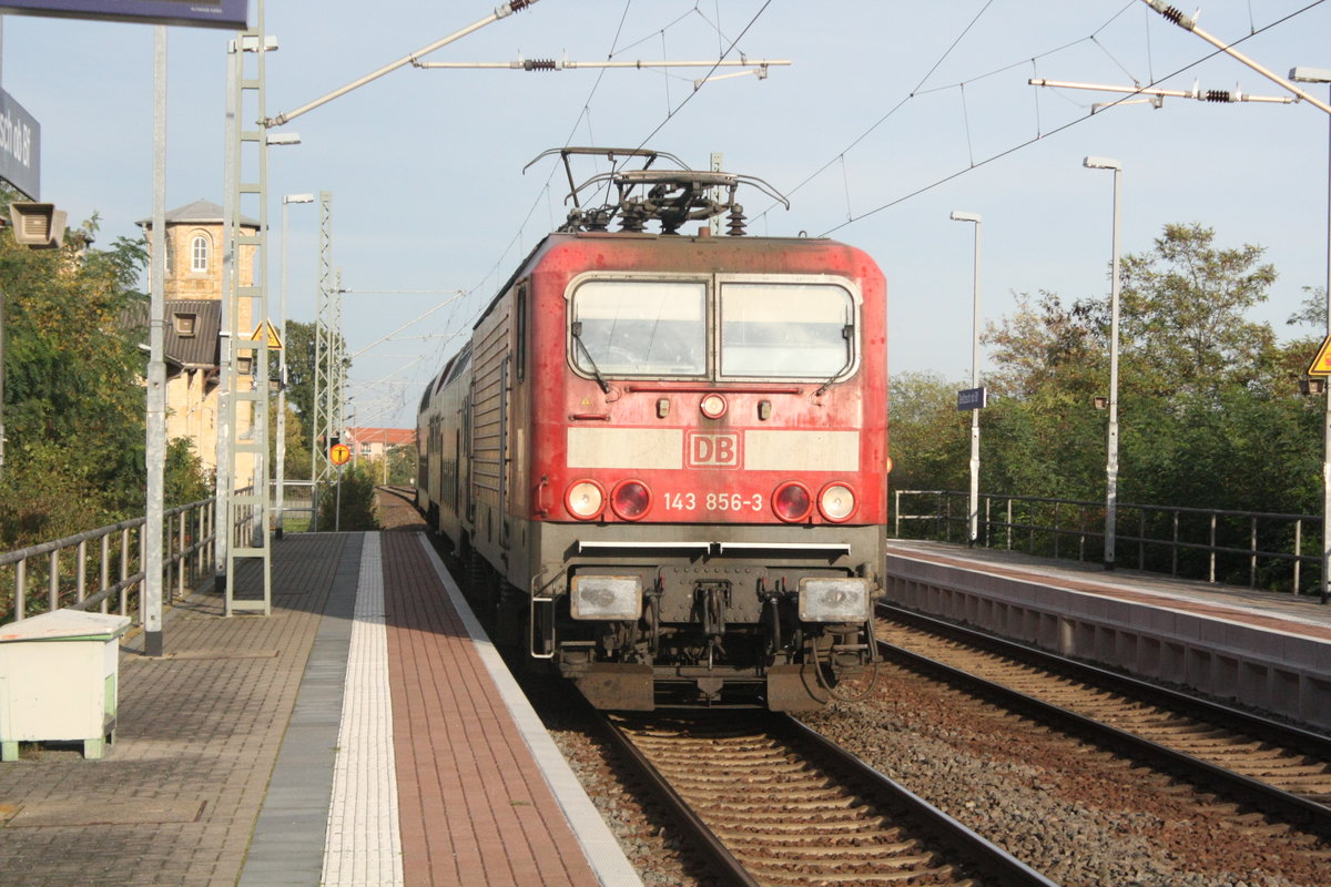 143 856 als S9 mit ziel Halle/Saale Hbf bei der einfahrt in den Bahnhof Delitzsch ob Bf am 26.10.19