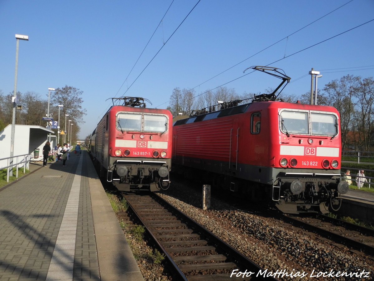 143 857 und 143 822 im Bahnhof Halle-Sdstadt am 21.4.16