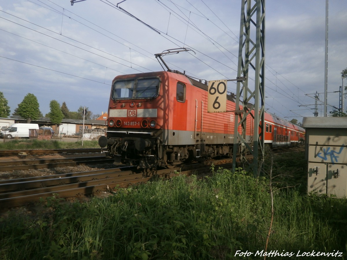 143 857 verlsst den Bahnhof Delitzsch unt Bf in Richtung Leipzig  Hbf am 9.5.15