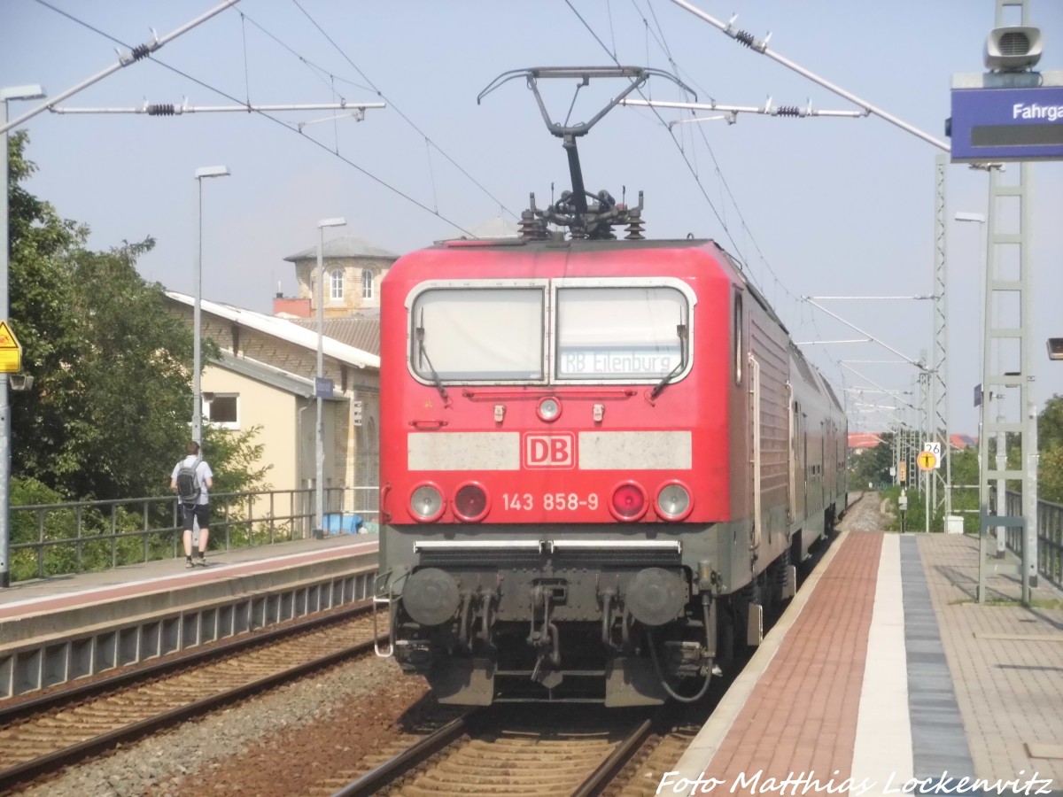 143 858mit ziel Eilenburg im Bahnhof Delitzsch unt Bf am 7.8.15