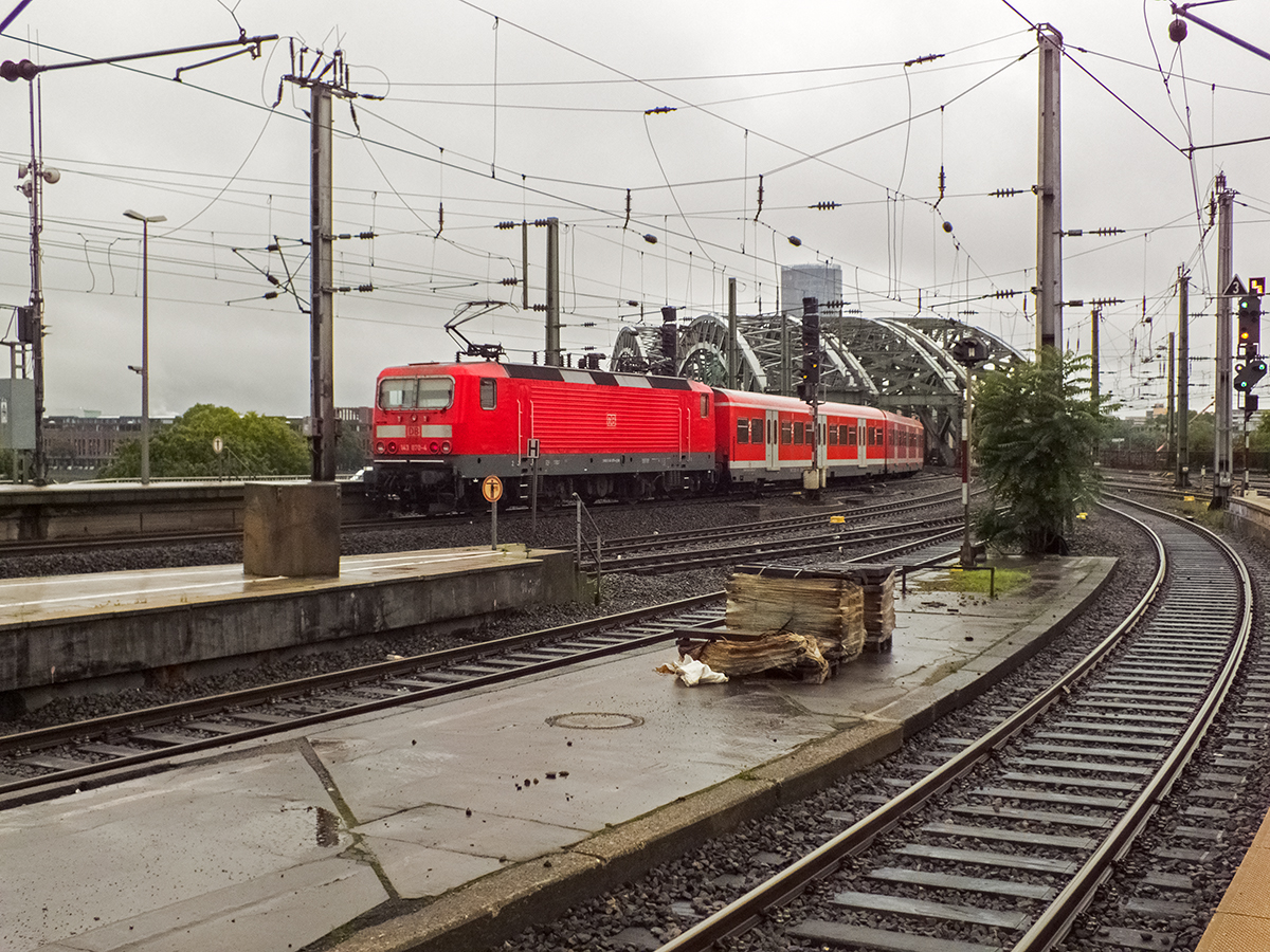 143 870 verlässt am 26.08.14 mit einer S6 nach Essen den Kölner Hauptbahnhof. Lange wird man die 143er in S-Bahn-Diensten nicht mehr antreffen können. Im Dezember werden sie durch 422er ersetzt, die von der S8 kommen.