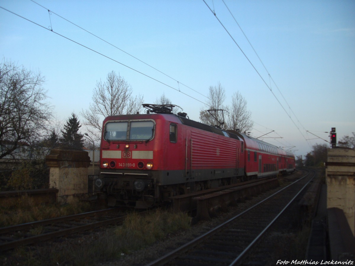 143 891 als S7 mit ziel Halle-Nietleben beim Durchfahren des Bahnhofs Halle-Rosengarten am 15.11.14