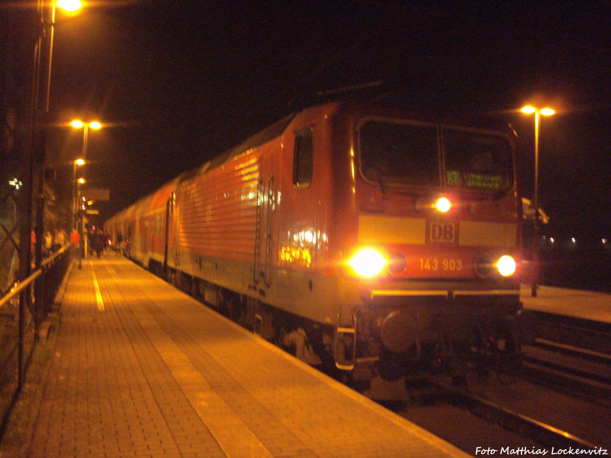 143 903 als RB mit ziel Lutherstadt Wittenberg im Bahnhof Landsberg (b Halle (Saale)) am 5.11.14