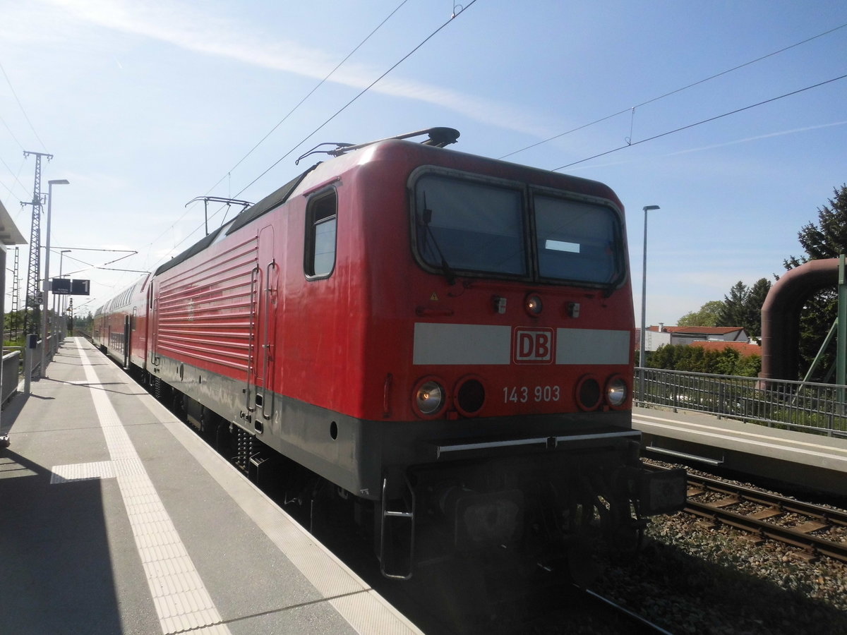 143 903 im Bahnhof Halle-Rosengarten am 15.5.17