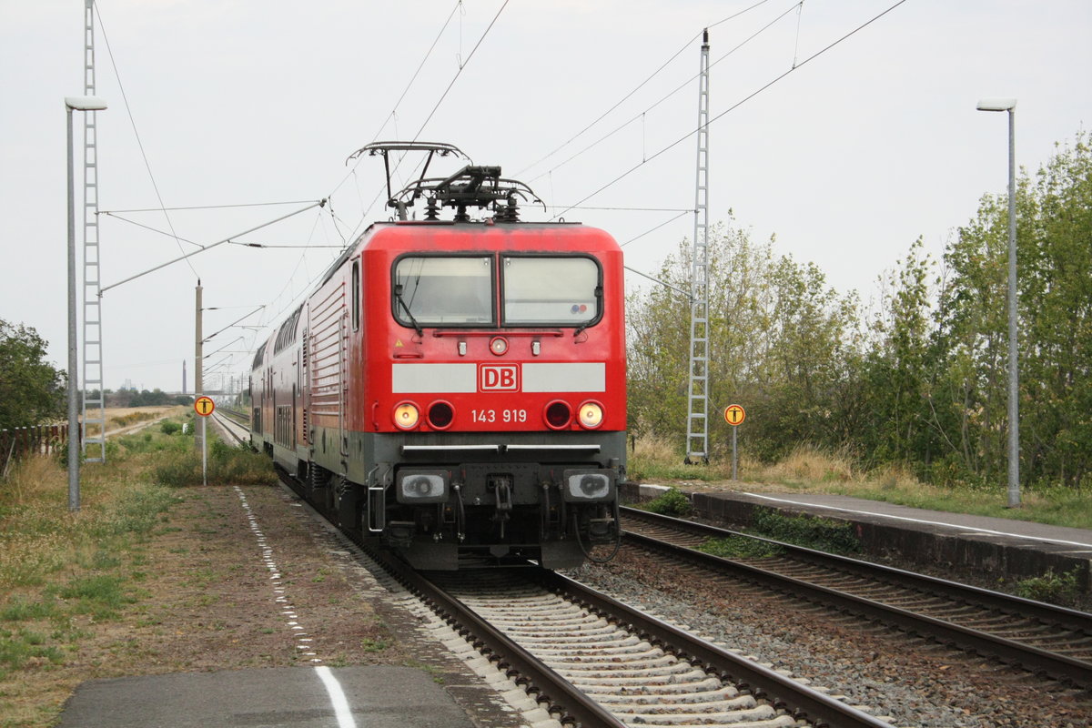 143 919 als S9 mit ziel Halle/Saale Hbf bei der Einfahrt in Kyhna am 13.8.20