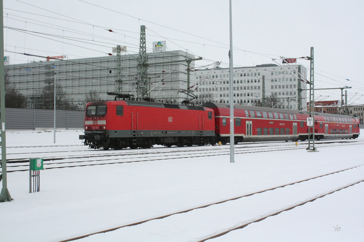 143 919 von Eilenburg kommend bei der Einfahrt in den Endbahnhof Halle/Saale Hbf am 15.2.21