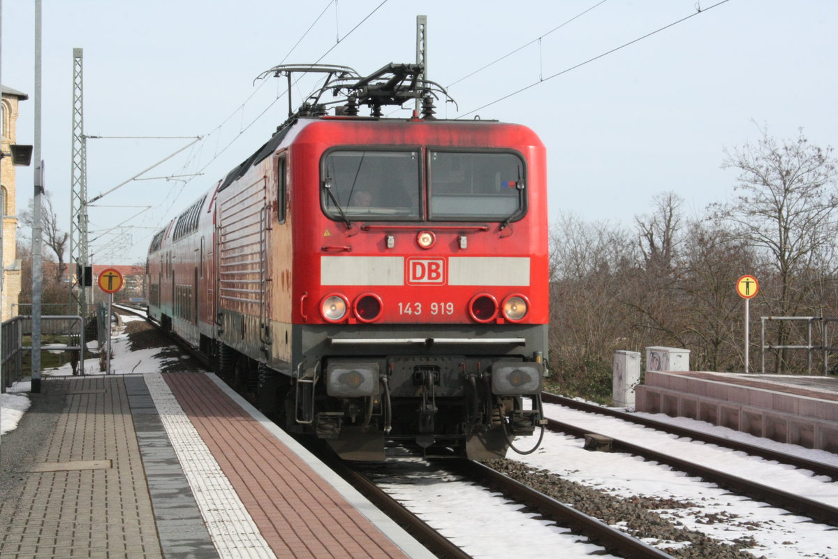 143 919 von Eilenburg kommend mit ziel Halle/Saale Hbf bei der Einfahrt in den Bahnhof Delitzsch ob Bf am 18.2.21