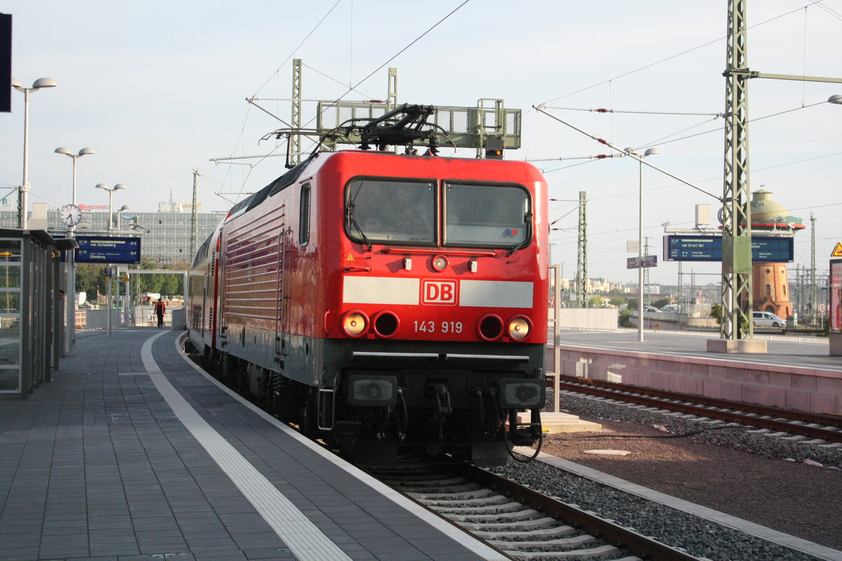 143 919 mit ihrer S9 Garnitur bei der Einfahrt in den Endbahnhof Halle/Saale Hbf am 18.8.20