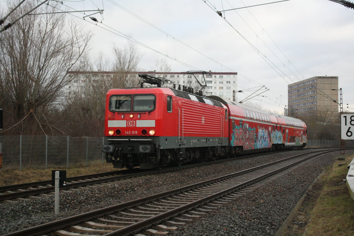 143 919 mit der S7 bei der Einfahrt in den Endbahnhof Halle-Nietleben am 13.1.21