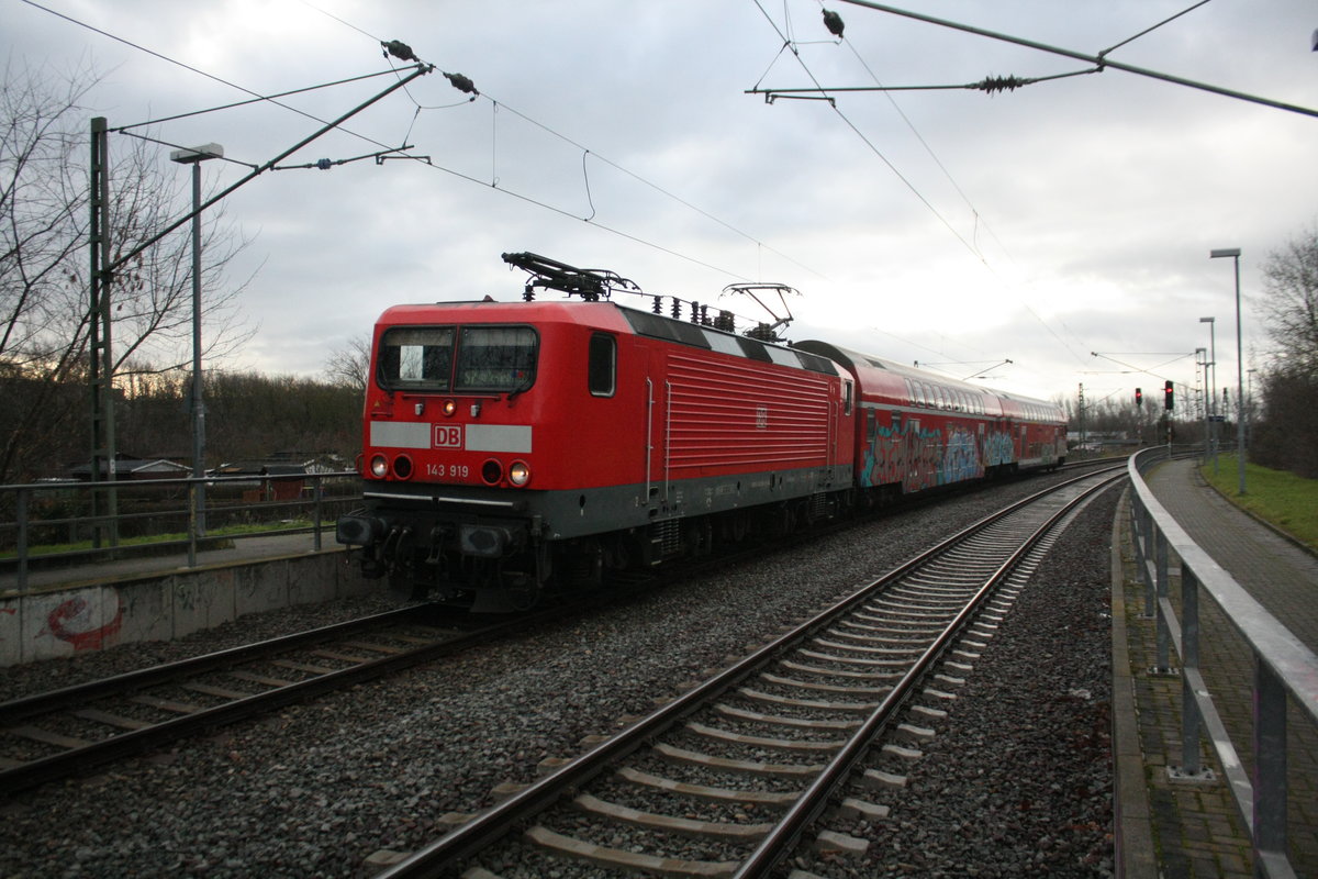 143 919 mit der S7 bei der Einfahrt in den Bahnhof Halle-Zscherbener Strae am 13.1.21