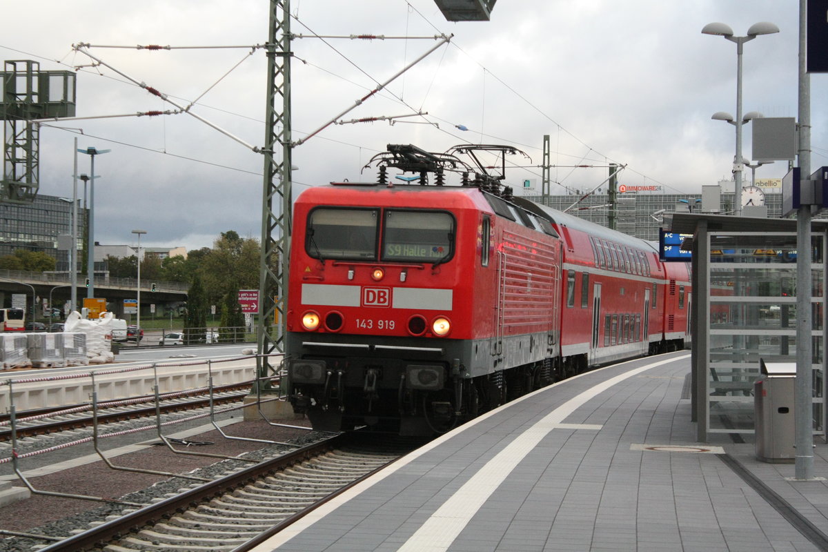 143 919 mit der S9 von Eilenburg kommend bei der einfahrt in den Endbahnhof Halle/Saale Hbf am 27.8.20