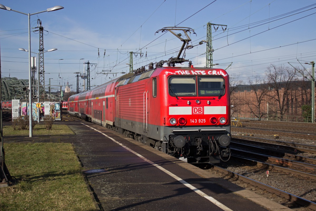 143 925 verlässt am 25.02.2015  mit einer RB27 nach Rommerskirchen Köln-Deutz, um kurz darauf über die Hohenzollernbrücke zu fahren.