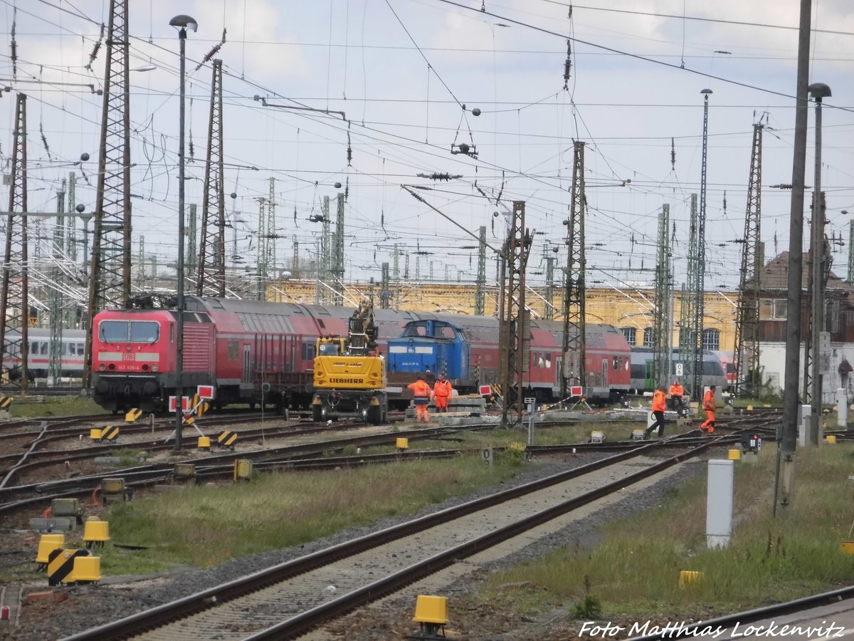 143 928 und PRESS 346 019 vor dem Leipziger Hbf am 25.4.16