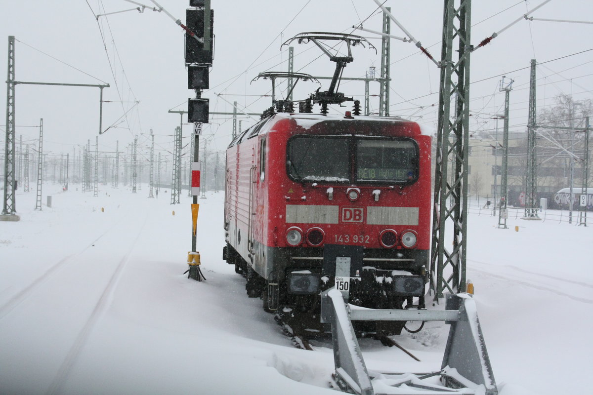 143 932 abgestellt im Hauptbahnhof Halle/Saale Hbf am 8.2.21