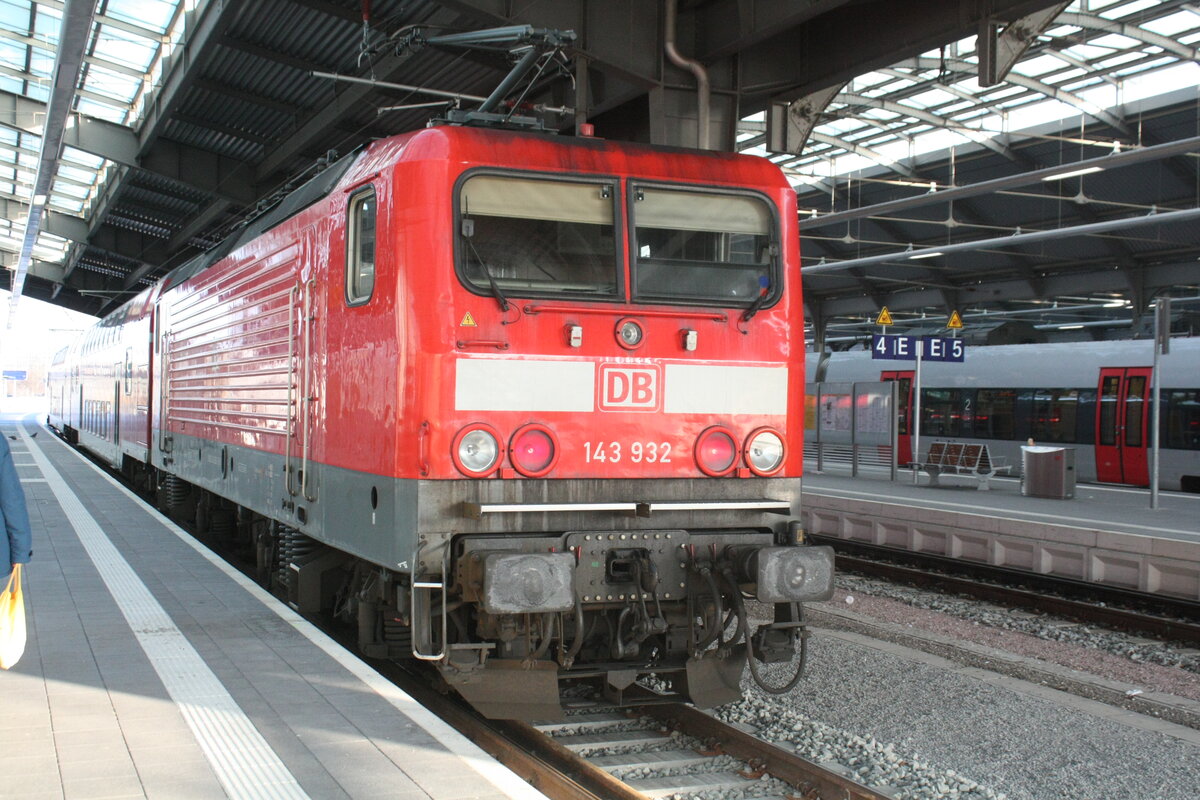 143 932 im Bahnhof Halle/Saale Hbf am 5.3.22