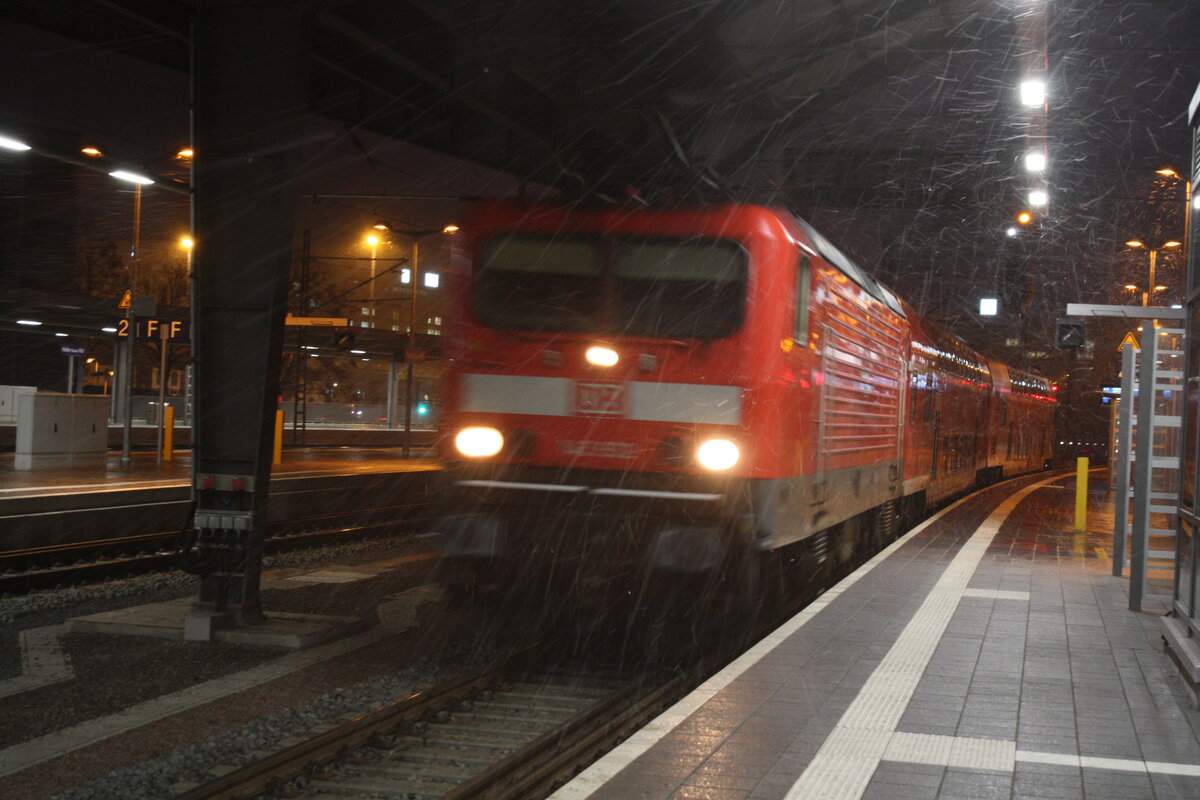 143 932 bei der Einfahrt in den Endbahnhof Halle/Saale Hbf am 20.1.22