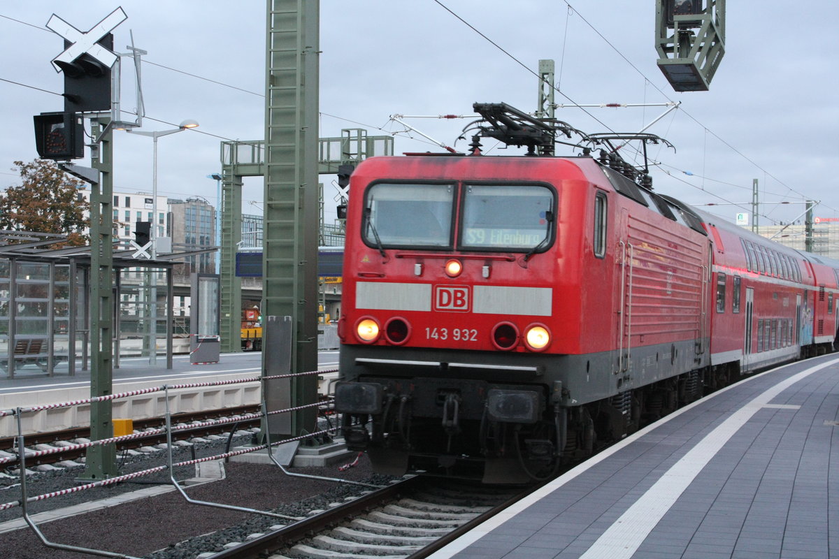 143 932 von Eilenburg kommend bei der einfahrt in den Endbahnhof Halle/Saale Hbf am 27.10.20