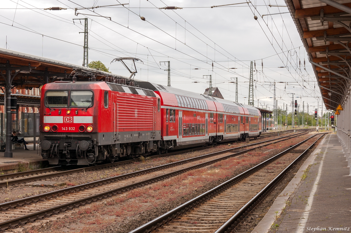 143 932 mit dem RE20 (RE 17624) von Halle(Saale)Hbf nach Uelzen in Stendal. Die 143 932-2 ist eine weitere Gastlok aus Trier. 23.05.2015