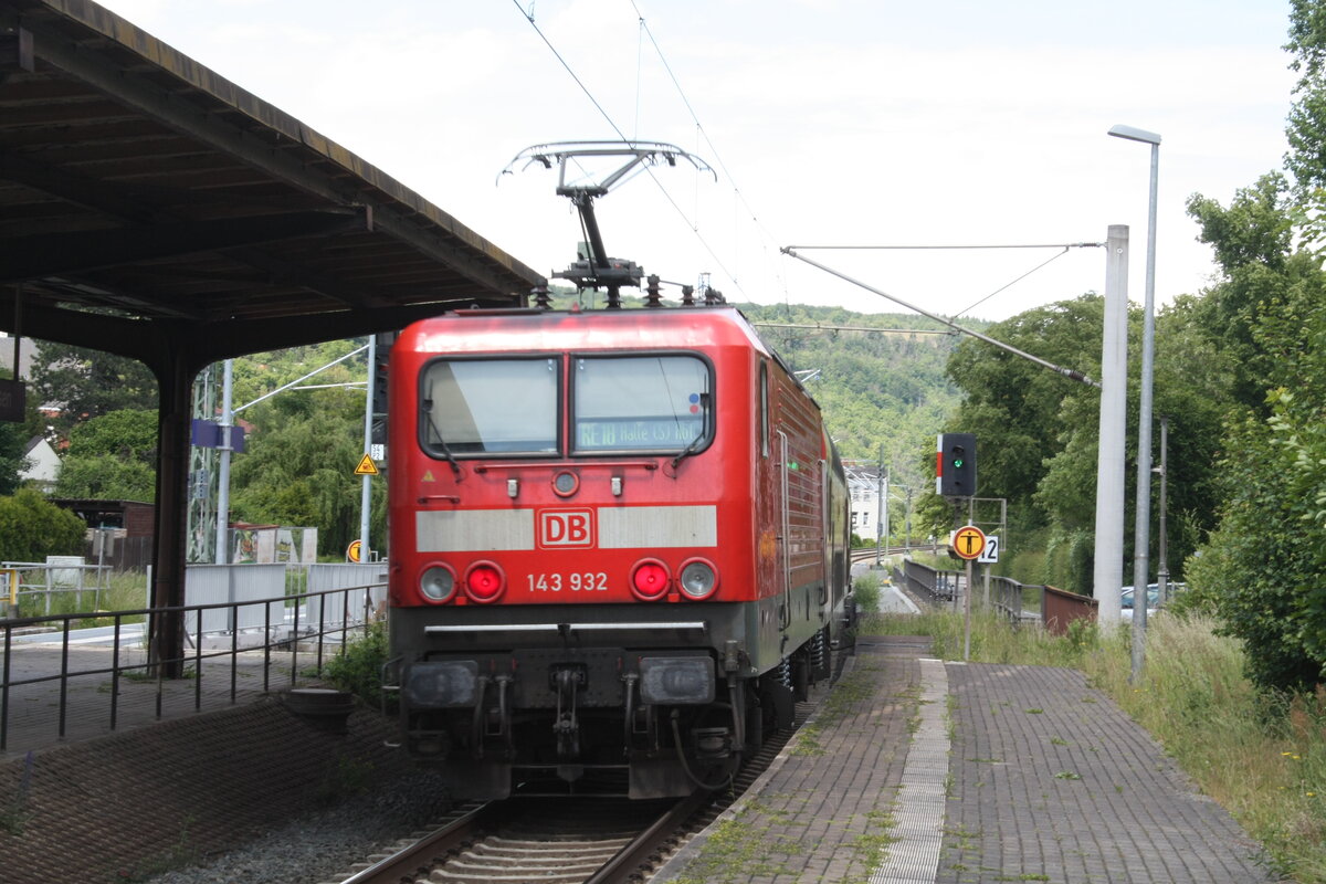 143 932 verlsst den Bahnhof Bad Ksen in Richtung Halle/Saale Hbf am 1.6.22