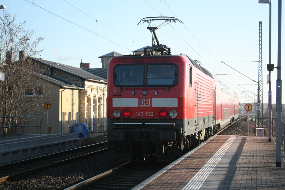 143 932 verlsst den Bahnhof Delitzsch ob Bf in Richtung Eilenburg am 10.3.22